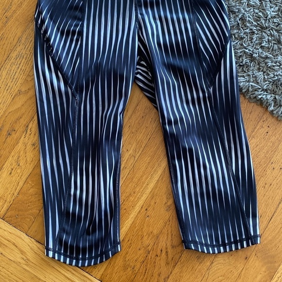 Ivy Park Kaleidostripe Printed Mid Rise Capri Leggings 3/4 size Small - Picture 5 of 13